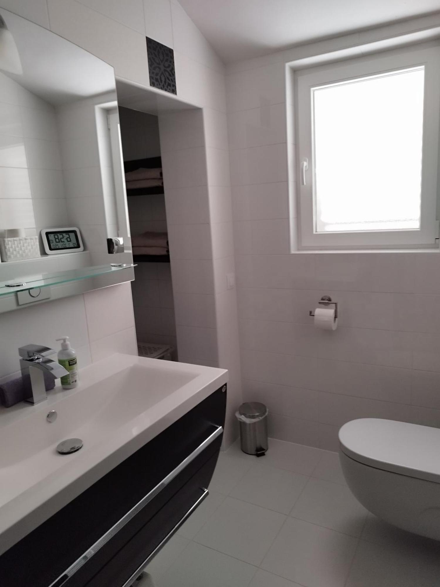 Ferienwohnung Am Sandstrand Omis Ngoại thất bức ảnh